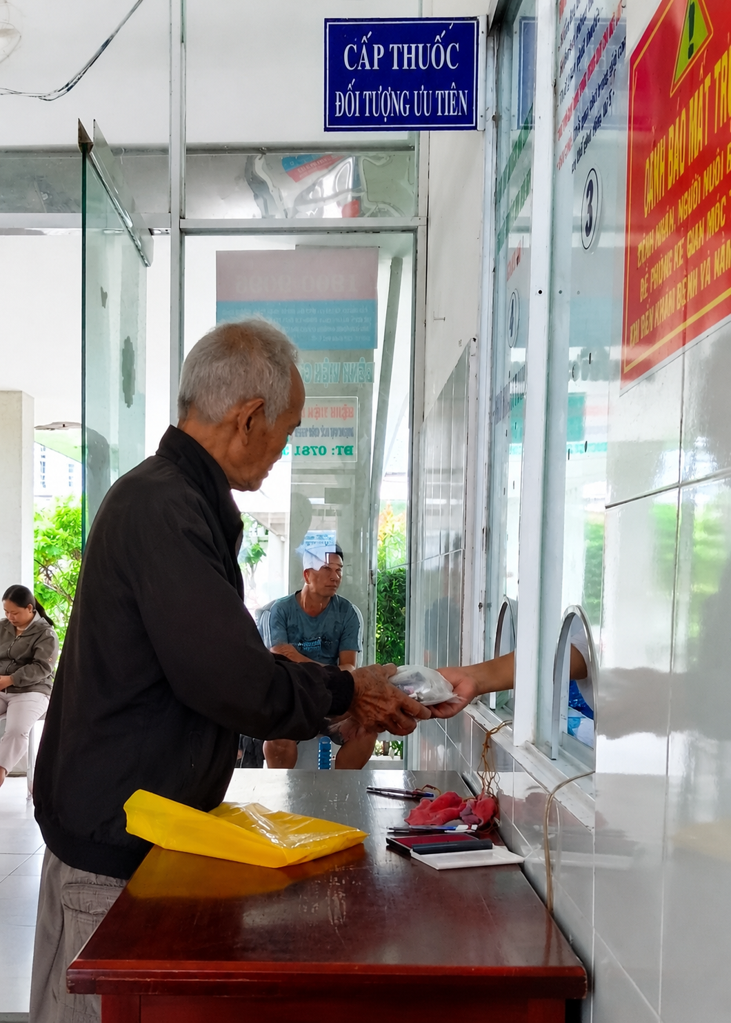 Hộp mực lăn tay ở quầy thuốc bệnh viện